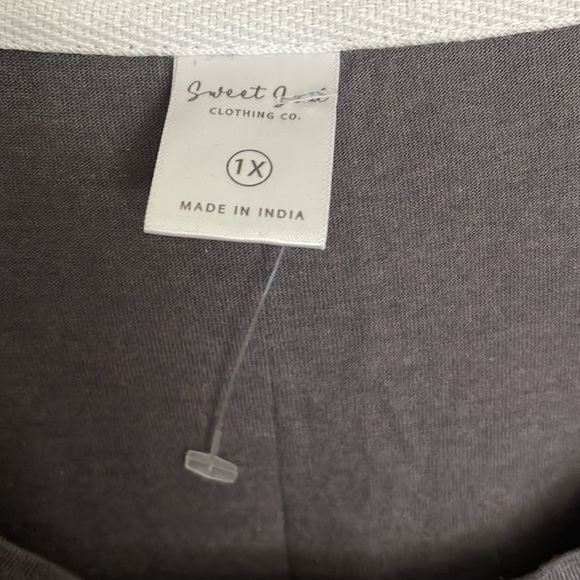 Gray scoopneck “proud mom“ embroidered T-shirt s 1X - Picture 2 of 3